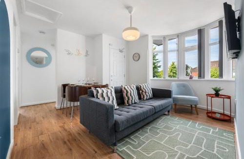Tatenhill Apartment | 4BR 3 bath Spacious apartment, Sleeps upto 8 free parking