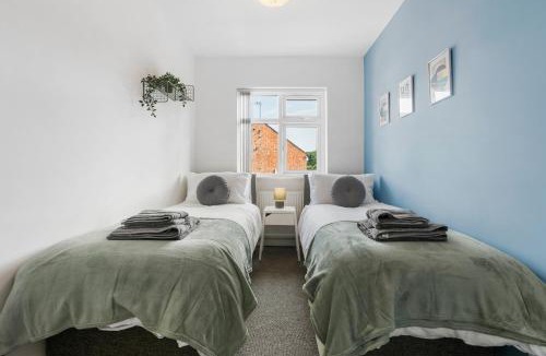 Tatenhill Apartment | 4BR 3 bath Spacious apartment, Sleeps upto 8 free parking