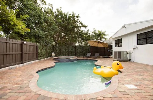 Pompano Beach House | 4BR/3BA Mini-Resort Near Beach heated Pool & Spa