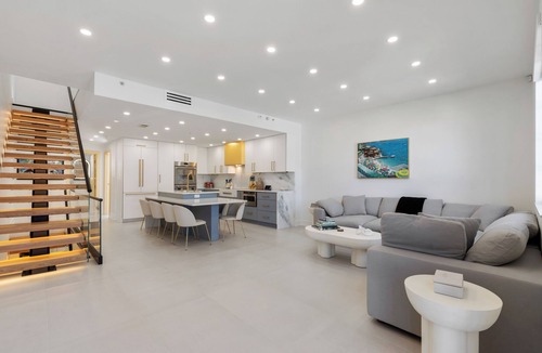 Pineapple Grove Arts District House | 4BR/4BR Atlantic Ave Luxury Townhome + Golf Cart
