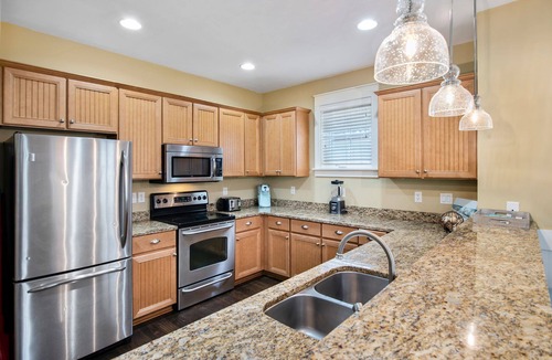Laurel Grove House | 4BR Beach Cottage w/TWO (2) 6-SEAT GOLF CARTS! Golf Course Views, Pool, Tram