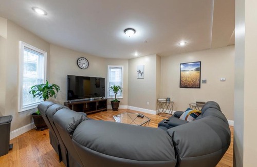 Dudley - Brunswick King Apartment | 4BR Boston Apt - Pet Friendly & Free Parking, near MBTA Station 2331