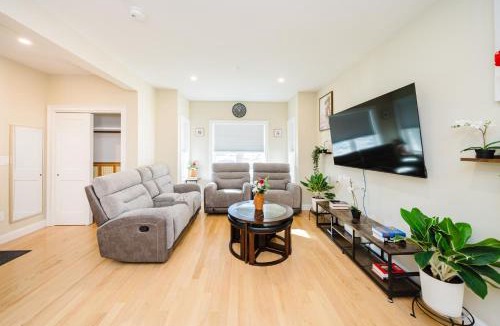 West Codman Hill - West Lower Mills Apartment | 4BR Boston World Cup Base - Cozy & Modern - Near Franklin Park 60-1