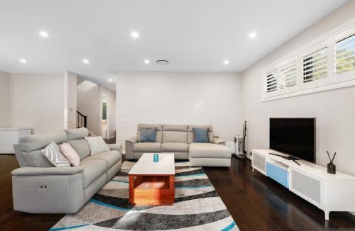 Doncaster House | 4BR Doncaster Home Dual Ensuites & Deck