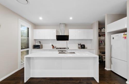 Doncaster House | 4BR Doncaster Home Dual Ensuites & Deck
