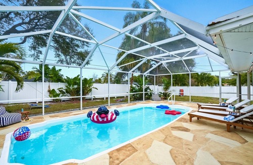 Clearwater House | 4BR Heated Pool|12min to Beach|Gameroom|King beds