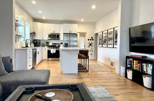 Sunnyside House | 4BR Highlands Home - Modern Style & Comfort