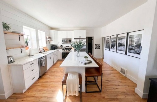 Sunnyside House | 4BR Highlands Home - Modern Style & Comfort