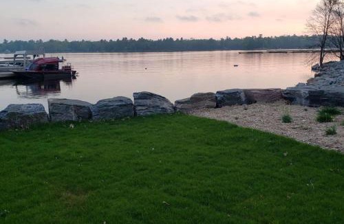 Honey Harbour House | 4BR Honey Harbour Cottage | Hot Tub & Fire Pit