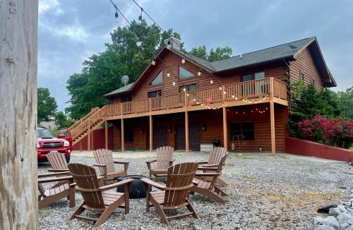Makanda House | 4BR Log Cabin Fireplace, Bar & Game Room