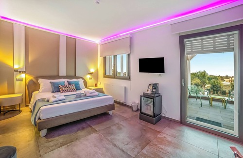 Scorrano Villa | 4br Luxury Appt - Pool, Garden & Parking, Scorrano, Italy