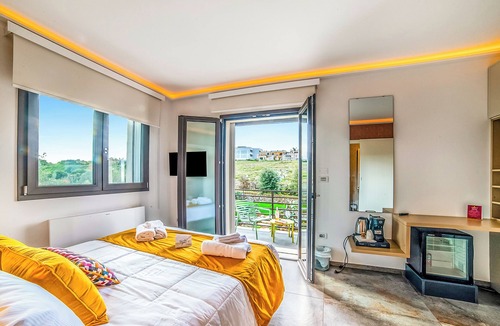 Scorrano Villa | 4br Luxury Appt - Pool, Garden & Parking, Scorrano, Italy