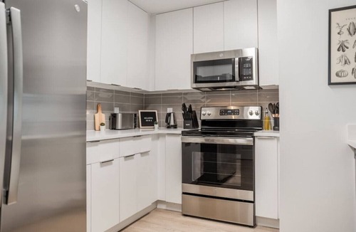 Charlotte Center City Apartment | 4BR Modern Apt Central Location near Spectrum Std