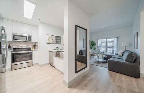 Charlotte Center City Apartment | 4BR Modern Apt Central Location near Spectrum Std