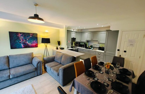 Ormeau House | 4BR Modern Ormeau House