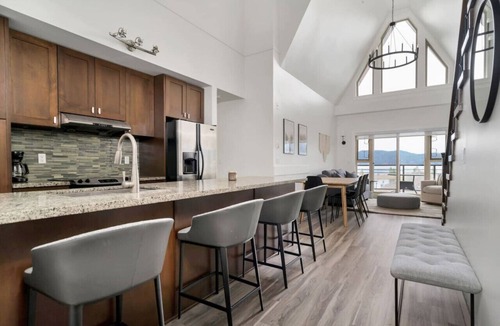 Harrison Hot Springs Apartment | 4BR Penthouse w/Rooftop In The Heart Of Harrison
