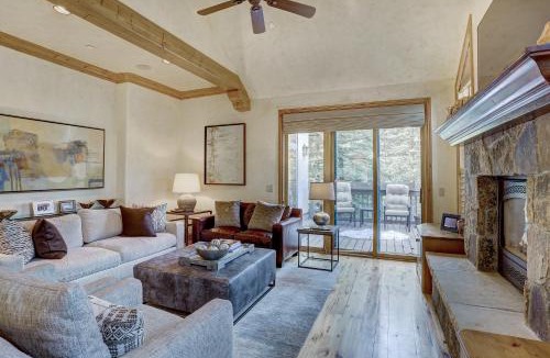 Edwards House | 4BR Plus Den Platinum Townhome, Walk to lift townhouse