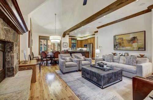 Edwards House | 4BR Plus Den Platinum Townhome, Walk to lift townhouse