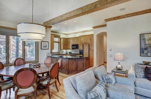 Edwards House | 4BR Plus Den Platinum Townhome, Walk to lift townhouse