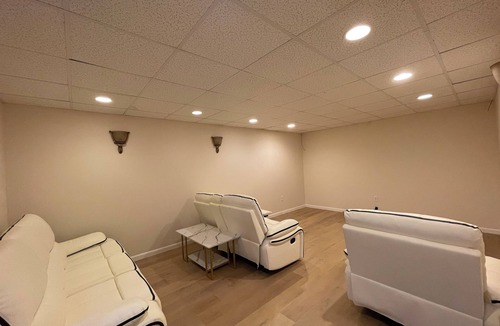 Middletown House | 4BR Retreat with 2 Cinemas, Jacuzzi, 4,133 SqFt Near LEGOLAND & WOODBURY COMMONS
