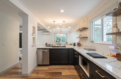 Maple Leaf House | 4BR Seattle Stunner | w/Summer Deck by Green Lake