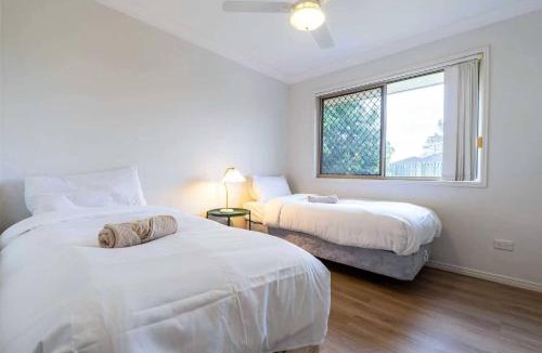 Redbank Plains House | 4BR Simple and Comfy Family Home between BNE and Ipswich