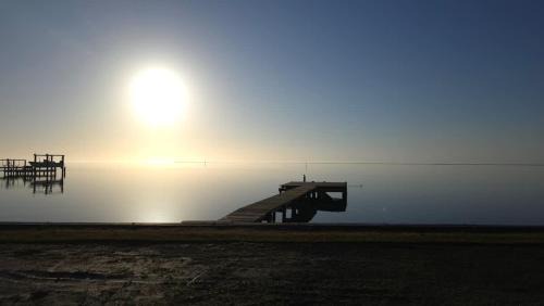 Davis House | 4BR Soundfront cottage Private Dock Fishing