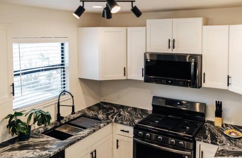 Sweetbriar House | 4BR South Congress Group Retreat King Bed Rain Shower & Fenced yard