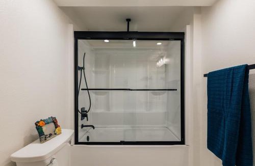 Sweetbriar House | 4BR South Congress Group Retreat King Bed Rain Shower & Fenced yard