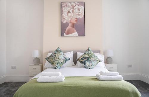 Westoe House | 4BR South Shields Stay Sleeps 8 by Stay With Us