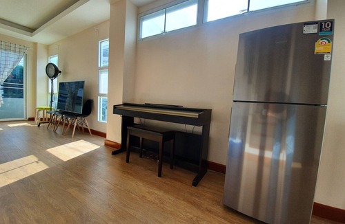 Din Daeng House | 4BR townhouse above 7-11, 10mins walk to trains, local food