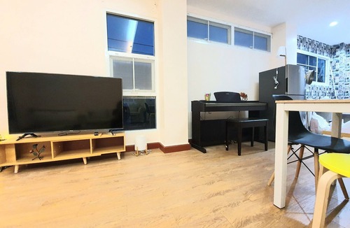 Din Daeng House | 4BR townhouse above 7-11, 10mins walk to trains, local food