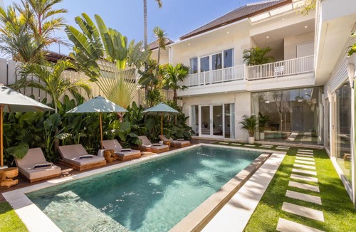 Batu Bolong Apartment | 4BR Villa, Private Pool, Walk to Beach