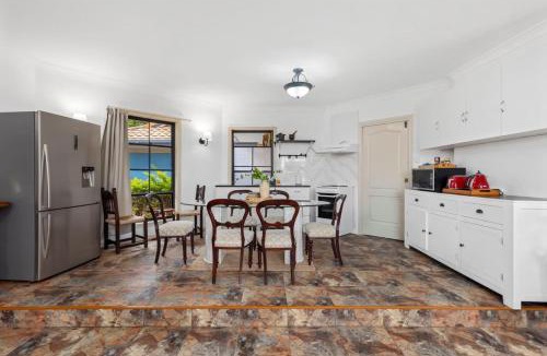 Daisy Hill Villa | 4BR Villa with Pool and Garden - Daisy Hill