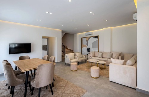 Cairo Villa | 4BR Villa with Private Garden | 15 mins from airport | 10 Mins from shopping pool | premium service