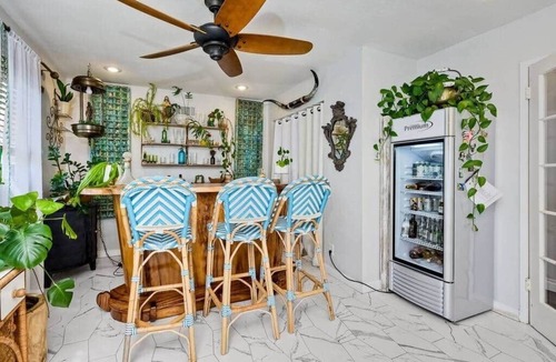 Loma Alta House | 4BR w/Saltwater Pool + Lanai and Bar | 2 Mi to Beach
