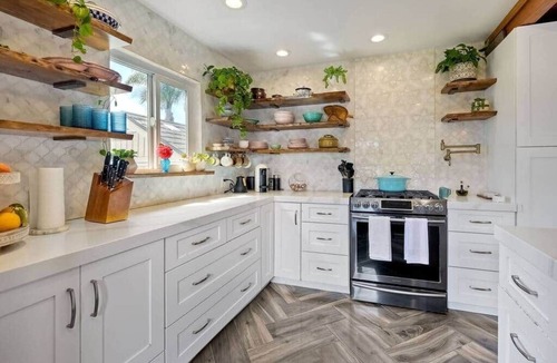 Loma Alta House | 4BR w/Saltwater Pool + Lanai and Bar | 2 Mi to Beach