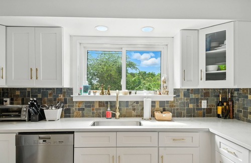 West Babylon House | 4BR Waterfront Ryder Cup Rental w/Hot Tub, Fishing