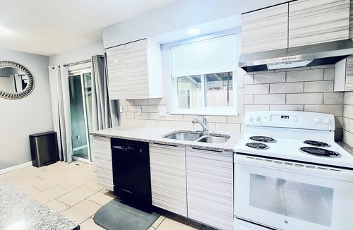 Dupont House | 4Kings, 4Bath, 2Kitchens, 2LivingRms w/Easy access to Downtown & Red Rocks