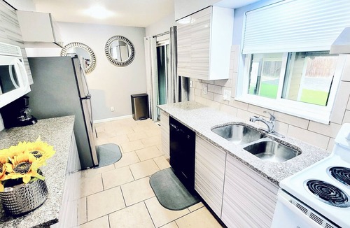 Dupont House | 4Kings, 4Bath, 2Kitchens, 2LivingRms w/Easy access to Downtown & Red Rocks