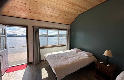 Town of Webb Hotel | 4th Lake Front Beachside Motel room at Eagle Bay Village