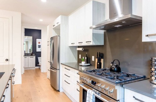 Govalle House | 5 000 SQ FT Private 10br Compound DT 6 Min Drive