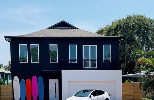 Cocoa Beach House | 5⭐ 6BD/4BA ~ Steps to Beach Shipping Container Pool w ~ Game Rm ~Summer Kitchen