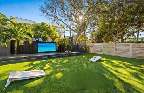 Cocoa Beach House | 5⭐ 6BD/4BA ~ Steps to Beach Shipping Container Pool w ~ Game Rm ~Summer Kitchen