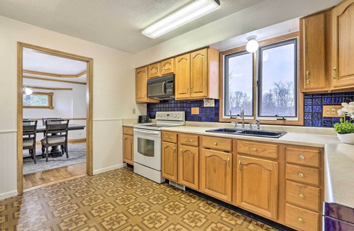 Pickerington Cottage | 5-acre Vacation Home w/Woods & Hiking Ground