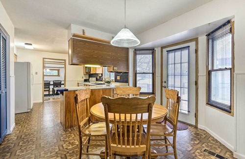 Pickerington Cottage | 5-acre Vacation Home w/Woods & Hiking Ground