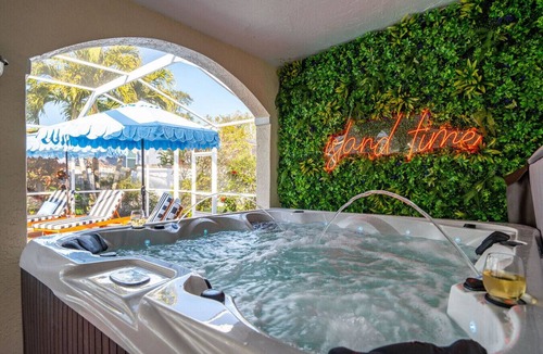 Seminole House | 5 Bd Heated Pool Home <5 min to Beaches Sleeps 18