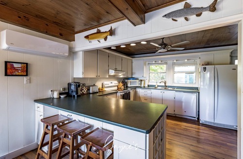 Muskoka Lakes Cottage | 5 bed 2 bath cottage on Lake Rosseau