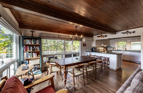 Muskoka Lakes Cottage | 5 bed 2 bath cottage on Lake Rosseau