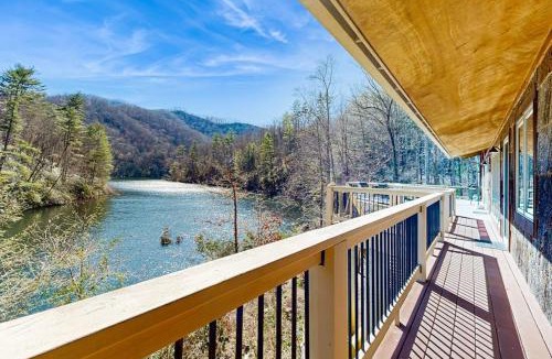 Tuckasegee House | 5 Bed 4 Bath Vacation home in Tuckasegee